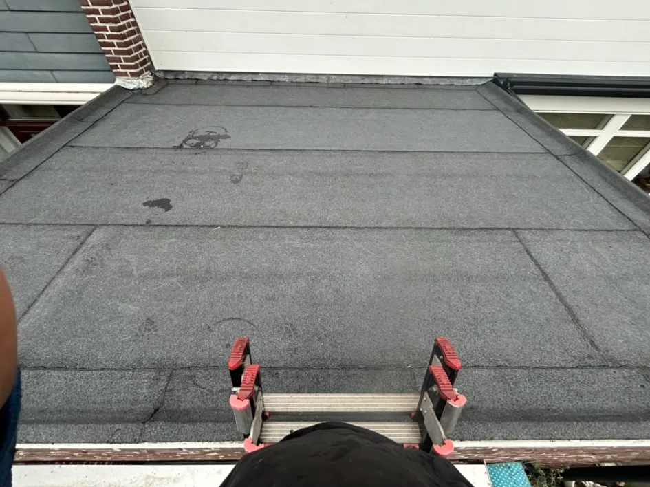 Bitumen dak op aanbouw