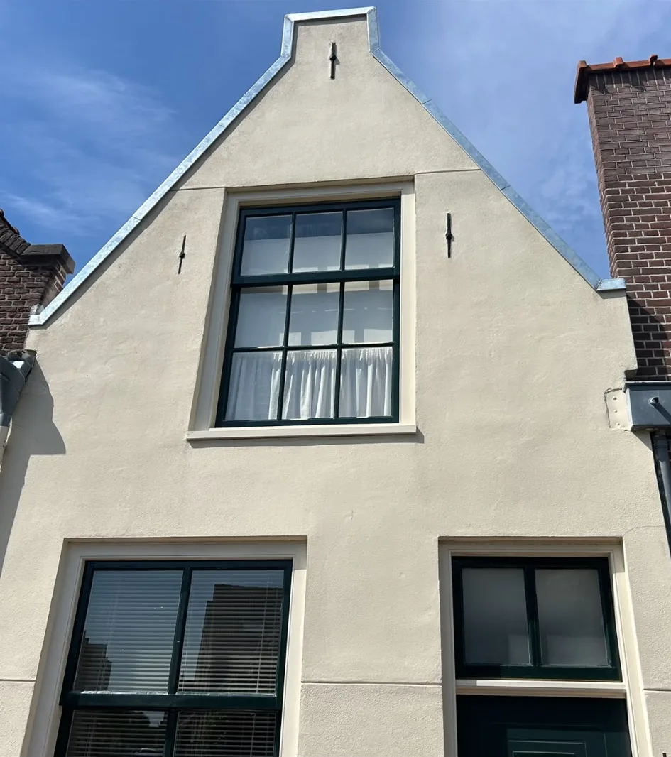 Zinken afdeklijsten op een topgevel